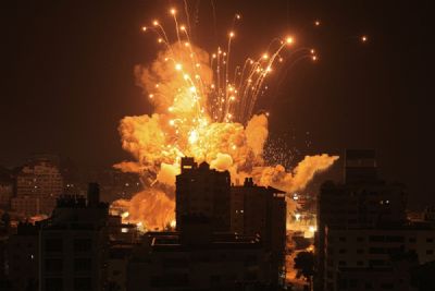 Guerra entra no terceiro dia com mais de mil mortos e cerco de Israel � Faixa de Gaza