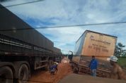 MT 413: Atoleiros em trechos da via dificultam o trafego de ve�culos