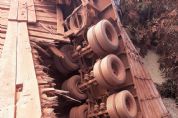 Canarana: Caminh�o carregado de soja cai dentro de ponte e interdita rodovia
