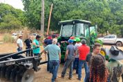 Produtores trocam experi�ncias em dia de campo sobre maquinas agr�colas em Confresa