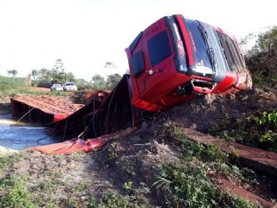 S�o Jos� do Xingu: Ap�s caminh�o carregado de soja cair e comprometer estrutura de ponte, MT 437 pode ser interditada