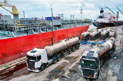 Porto do Recife realiza opera��o in�dita de embarque de �lcool