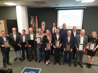 Senar/SC recebe homenagem da Alesc pela contribui��o ao desenvolvimento da apicultura de SC