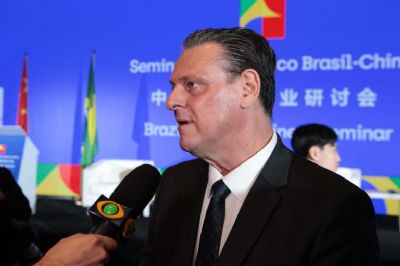 Ministro da Agricultura e Pecu�ria do Brasil, Carlos F�varo, comemora resultados da visita oficial � China