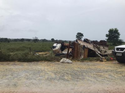 Carreta tomba, e carga avaliada em R$ 60.000,00 � saqueada por moradores de Confresa.