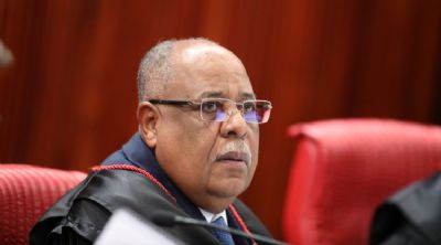 Relator vota pela inelegibilidade de Bolsonaro por 8 anos