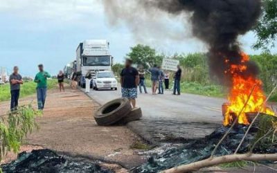 Popula��o realiza manifesto pela democracia em Confresa MT