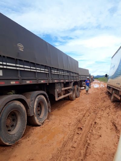 MT 413: Atoleiros em trechos da via dificultam o trafego de ve�culos