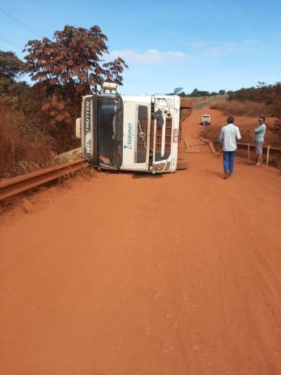 Canarana: Caminh�o carregado de soja cai dentro de ponte e interdita rodovia