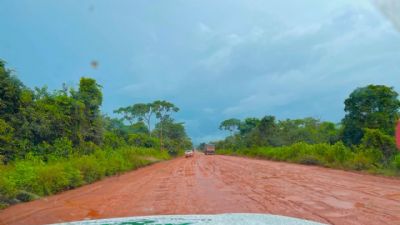 BR-158 vira teste de resist�ncia no Norte Araguaia: carros levam at� 4 horas e caminh�es passam de 14 horas em trecho cr�tico