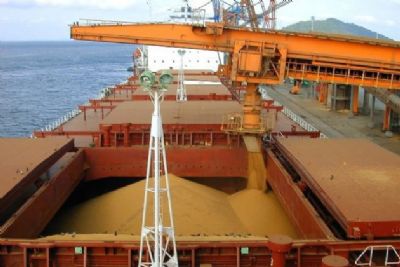 Soja cai no Brasil apesar de alta no D�lar