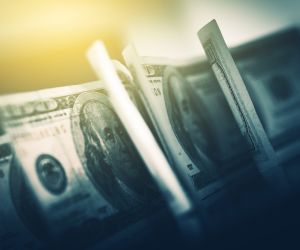 D�lar cai para R$ 4,85 no dia seguinte � aprova��o do arcabou�o fiscal