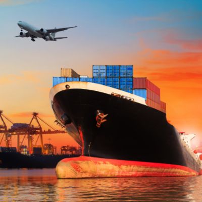 Ataques terroristas no Mar Vermelho colocam mais de 100 navios porta-cont�ineres em risco, aponta project
