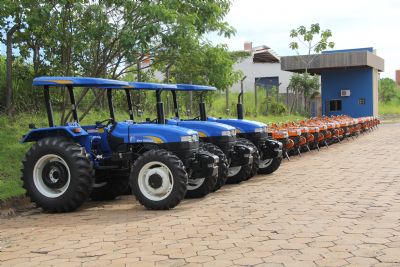 Governo realiza maior entrega da hist�ria de equipamentos para produtores familiares