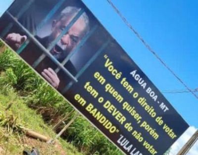 Outdoor instalado em �gua Boa chama Lula de bandido e ladr�o