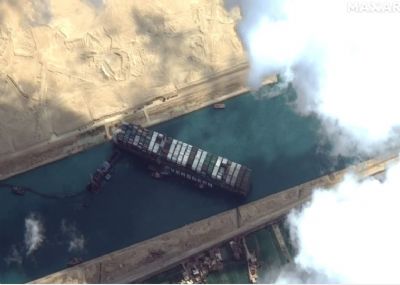 Rebocadores e dragas ainda encontram dificuldade para desencalhar navio no Canal de Suez