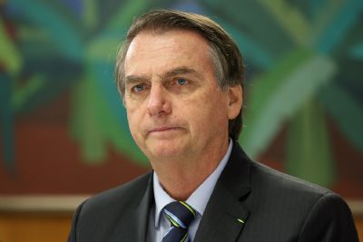 Bolsonaro vai a S�o Paulo para fazer exames antes de poss�vel cirurgia de emerg�ncia