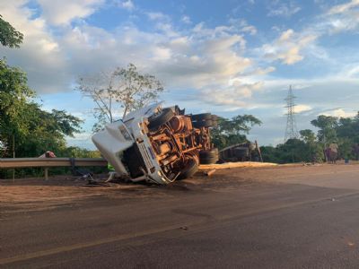 Caminh�o carregado de milho tomba em curva na BR 158