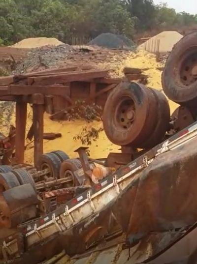 Caminh�o carregado de milho cai dentro de ponte em constru��o em Canarana