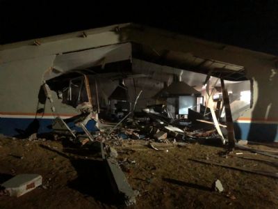 Funcion�rio usa p� carregadeira para destruir sede de fazenda em Nova Mutum