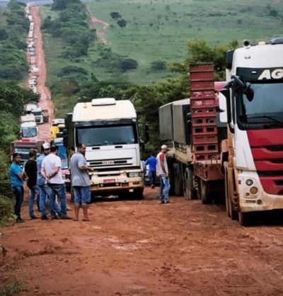 Final de semana de tr�nsito parado na BR 158; V�deo