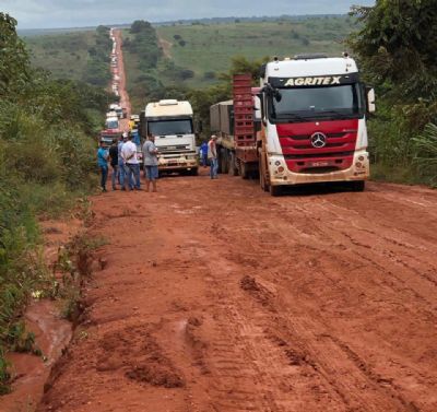 BR-158 segue com tr�fego lento e fila de caminh�es parados na estrada