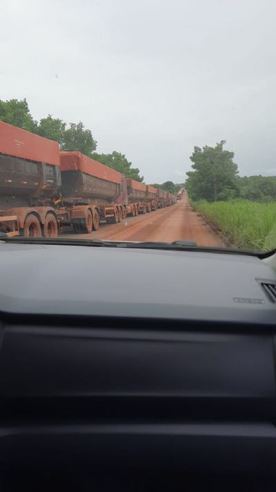 Acidente entre caminh�es causa engarrafamento em mais de 4km na MT 430