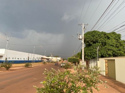 V�deo: Chuva chega com vendaval em Confresa e deixa estragos, barrac�es foram destru�dos