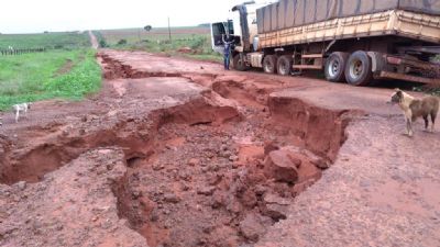 Chuvas causam destrui��o na MT322