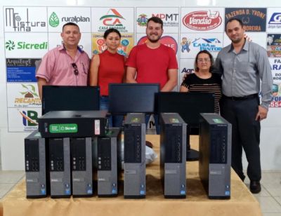 Sicredi realiza doa��o de computadores a APAE de Vila Rica