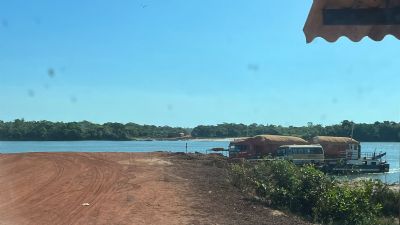 Balsa sobre o Rio Xingu inicia travessias noturnas