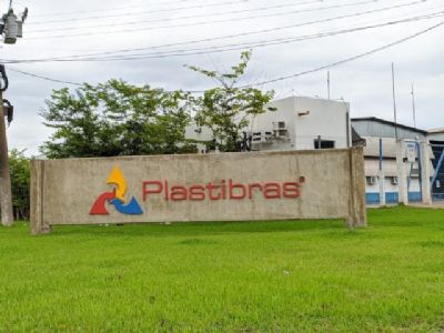 Ind�stria em Cuiab� transforma embalagens de defensivos em tubula��es