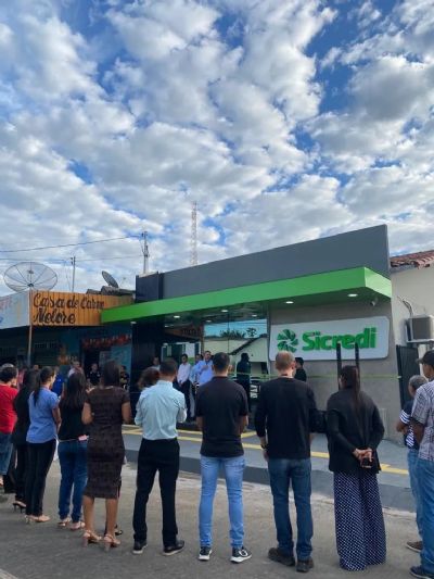 Moradores lotam ag�ncia da Sicredi Araxingu de Aruan� durante inaugura��o