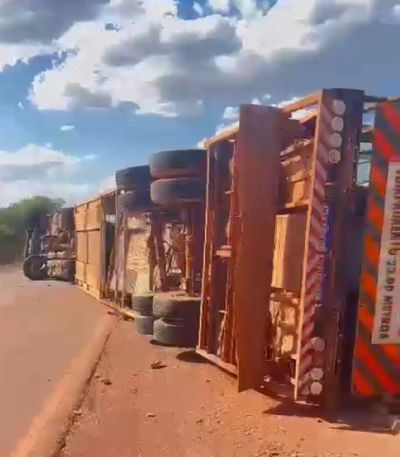 V�deo: Cegonha que transportava caminhonetes 0km tomba na BR158