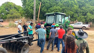 Produtores trocam experi�ncias em dia de campo sobre maquinas agr�colas em Confresa