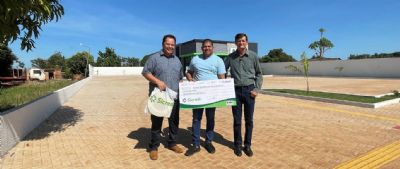 Presidente da Sicredi Araxingu visita Alto Boa Vista/MT e entrega cheque de 24 mil a associado