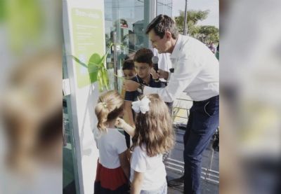 Crian�as retiram faixa e s�o as primeiras a entrar em nova ag�ncia da Sicredi Araxingu