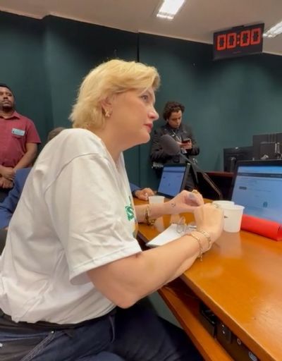 Jornalista Camila cobra transpar�ncia e solu��o definitiva para a BR-158 durante reuni�o em Bras�lia