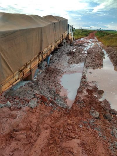 Motoristas enfrentam atoleiros na MT 322, pr�ximo ao Espig�o do Leste