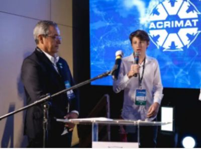 Estudante hostilizado por defender agro recebe homenagem de entidade