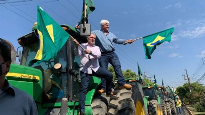 Produtores rurais de Sinop-MT fizeram manifesta��o em frente � PF em apoio ao presidente da Aprosoja Brasil