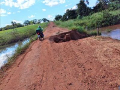 Secretaria de obras trabalha em desvio de bueiro que desmoronou na estrada do �Guardanapo'
