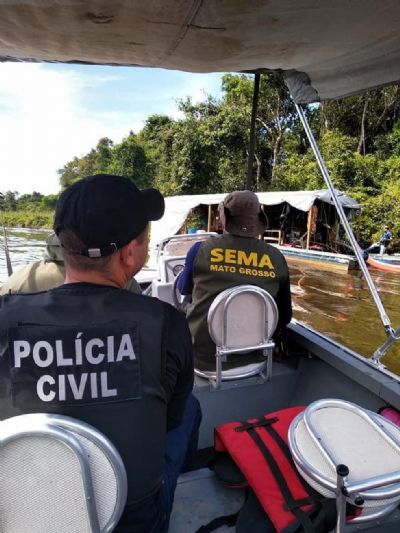 Fiscais apreendem duas balsas que extra�am ilegalmente ouro em Mato Grosso