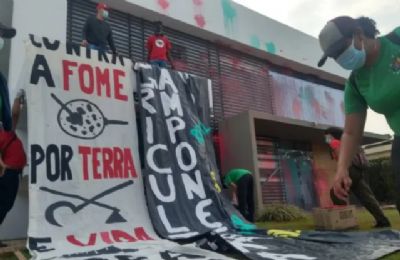 V�deo: V�ndalos invadem e causam destrui��o em sede da Aprosoja