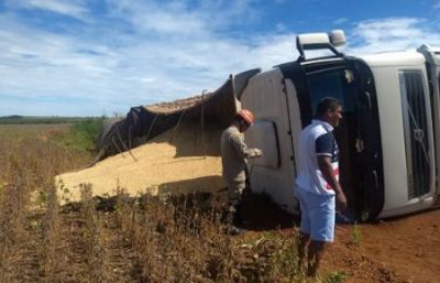 Carreta carregada com 30 toneladas soja tomba na BR-158 ap�s motorista cochilar ao volante