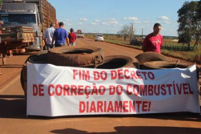 Caminhoneiros continuam com bloqueio em pontos da BR-158 em Confresa