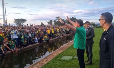 Bolsonaro reza com apoiadores no Alvorada, ouve gritos de �fica�, mas evita discurso