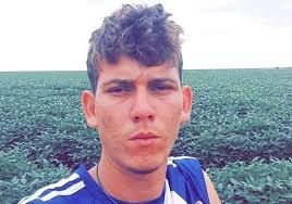 Trabalhador morre atingido por raio enquanto mexia no celular em fazenda