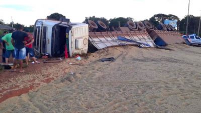 Carreta carregada com soja tomba no Nort�o e motorista fica ferido
