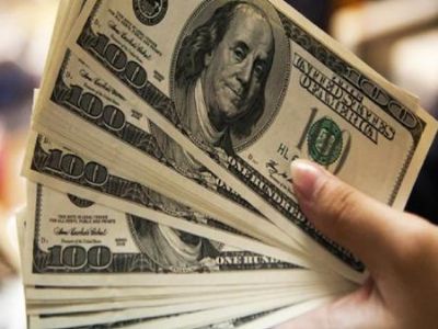 D�lar recua com alta das commodities